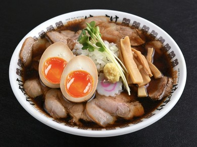 盛り付けられた肉のインパクト大! 好みの『肉そば』をチョイス