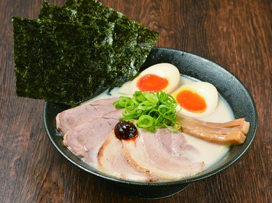 お得で贅沢なトッピングがうれしい『贅沢白豚骨ラーメン』