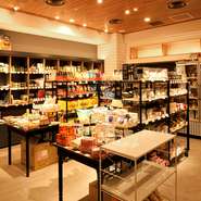食にまつわる本や、こだわりのカトラリー、食器など、日本国内や世界中から集められた商品が並びます。