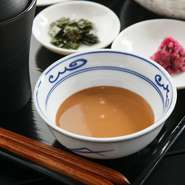 濃厚なごまだれで、【鯛茶福乃】の魅力の一つ、胡麻の香るお茶漬けに変化を遂げます。