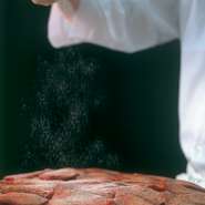 1枚ずつ牛たんを見極めながら状態による味の濃淡を加減しつつ、職人が手ぶりで味付けをしています。牛たん本来の旨みを閉じ込めるよう、風味の良い赤穂の焼き塩、コショウなどを使用しています。
