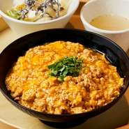 スープ・サラダ付き
希少な名古屋コーチンのミンチをふんだんに使用し、
ふわふわ玉子で仕上げた丼です。