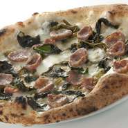 生ソーセージとナポリの青菜（フリアリエッリ）、燻製のモッツァレラを使った万人受け間違いなしのピッツァ。