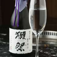 『獺祭』など高級日本酒を始め、ワインの種類も豊富でアルコールも楽しめます。どれも肉をおいしくいただくのに相性のいいものばかりです。