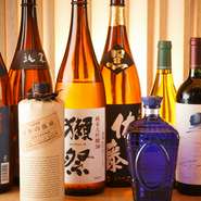 料理と合わせて楽しんでいただけるよう、日本酒やワイン、焼酎を取り揃えています。