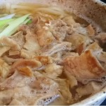 牛ホルモンを低温でじっくり揚げた「油かす」をたっぷり使用した大阪の郷土料理。八角自慢のうどん出汁との相性抜群！！