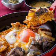 宮崎きみ恋卵の味わいは、別ステージの旨みです。霧島鶏の炭火焼きを合わせた最強の宮崎親子丼をお楽しみください。