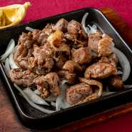 噛むほどに旨みのほとばしる親鶏もも肉。宮崎名物もも焼きで。　※2～3名様でお楽しみください。
