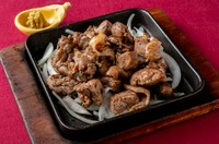 噛むほどに旨みのほとばしる親鶏もも肉。宮崎名物もも焼きで。　※2～3名様でお楽しみください。