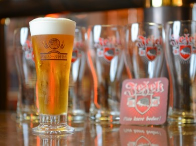 世界5ケ国の樽生ビールを常時20種楽しめます