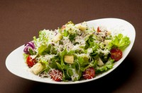 コクのあるシーザードレッシングに削りたてチーズの風味が加わる人気のサラダ。