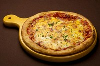 豪快にシンプルに4種のチーズのみをトッピングしたニューヨーカー定番のチーズ尽くしのピザ。