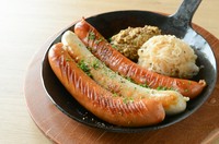 ハーブやスパイスを使用した『ソーセージ3種の盛り合わせ』