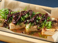 鉄板焼きにした豆腐をピリ辛の肉味噌とご一緒にお楽しみください。