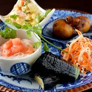 季節のおばんざい、『土手煮』などに使われる食材は三河湾の海の幸や、地元生産者の野菜など。なるべく愛知県産にこだわった季節の食材を扱っています。