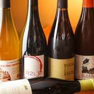 ワインは全て自然派のワイン。可能な限り自然のままの製法で、無農薬や有機栽培で育てられたぶどうのみを使用したものや、酸化防止剤の使用をなるべく抑えたワインを揃えています。