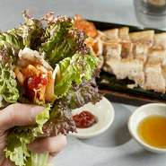 韓国定番のサムギョプサルや韓国チキン、ヤンニョムチキンなど、豊富なメニューをご用意しております。