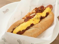 とろけるレッドチェダー入りソースのコクのある味わいが、スモーキーなソーセージとマッチします。すっきりしたドリンクとご一緒に。
※画像はイメージです