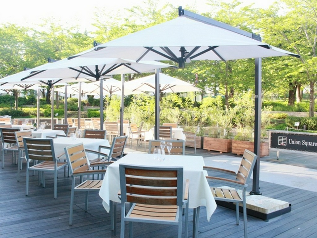 豊かな自然を感じられる、瞳に眩しく緑豊かなテラス席