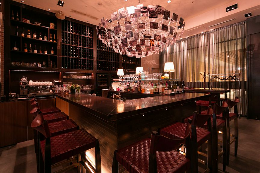 ゴージャスなバーカウンターで、充実した自分だけの時間を満喫