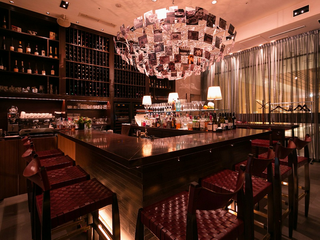 ゴージャスなバーカウンターで、充実した自分だけの時間を満喫