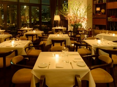 東京ミッドタウンの美しいイルミネーションを望むひととき