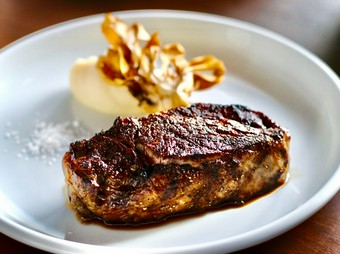 和牛では味わえない食べ応えと満足感を楽しめる『米国産 ブラックアンガス チョイス サーロイン ステーキ』