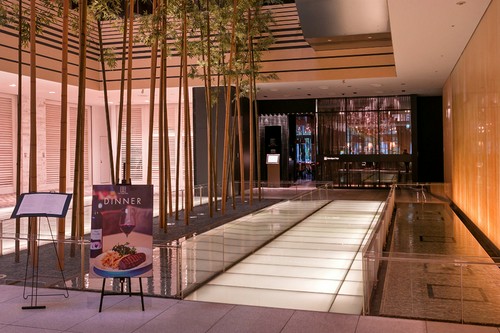 東京ミッドタウンの地下1階。和の趣を取り入れたエントランス