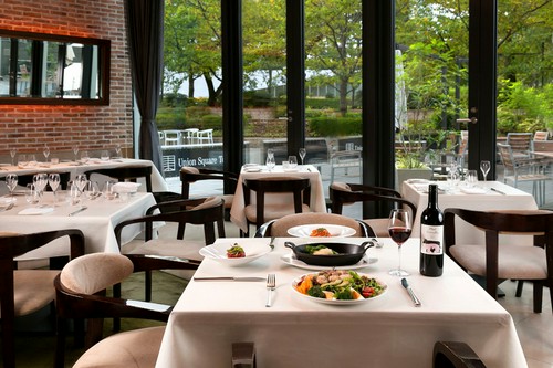 窓の外に広がる緑豊かなガーデンを見ながら、優雅に食事