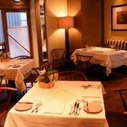 大人の隠れ家的な空間溢れるお店です。
アットホームな雰囲気にぴったりのフレンチレストランです。