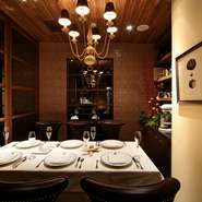 綺麗な店内は、オシャレな雰囲気と清潔感で、記念日を演出します。こだわりの料理も、相まって、忘れられない時間をお作りします。