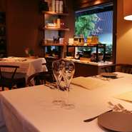 アットホームな雰囲気のある店内は心落ち着く空間です。
くつろげる雰囲気の中で最高の料理を楽しめます。