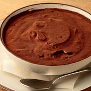 伝統的製法にこだわってつくられた、シンプルかつ濃厚な『ティラミス』。ティラミス発祥の地、イタリアの味が再現された絶品スイーツです。食後のデザートやティータイムに、ゆったり気分でどうぞ。