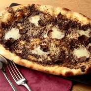 古代ローマ時代からつくられている伝統レシピでつくられる「ピンサ」をベースとしたオリジナルピッツァ。オーバルでユニークな見た目と、ローマやナポリのピッツァとは異なるサクサクとした軽い食感が特徴です。