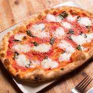 プーリア産トマトのソース　バジル　水牛モッツァレラ