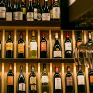 焼鳥と並ぶ店の看板であるワイン。フランスやイタリアはもとより、アメリカ、チリ、ニュージーランドといったニューワールドからも、鶏に合うワインを厳選して取り寄せています。