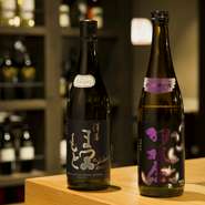 焼鳥とワインがメインテーマではあるものの、そこに押し付けは一切なし。もちろん、ゲストの好みに対応できるよう、日本酒も豊富に取り揃えています。
