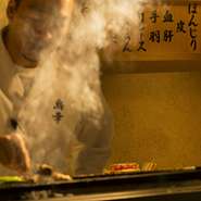 店内でもっとも明るい場所は、焼き手の手元というほど照明を絞ったムーディな店内。焼鳥ならではの気さくさはありつつ、どこかロマンティックな雰囲気も楽しめます。