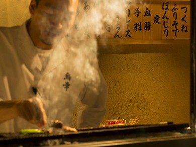 薄暗い店内に、大人のムードが漂う