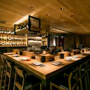 たとえば焼鳥のセットを注文しても、食べ進み具合を見ながら一本ずつ提供。常に焼き立てを味わえる配慮は、カウンターがぐるりと焼き場を囲むこの店ならでは。