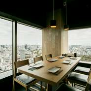 38階の窓際に面した個室が3部屋。それぞれ左手にはスカイツリーや東京タワー、六本木の高層ビル群、右手には汐留やお台場方面などが見渡せる絶景を、抜群の焼き鳥とワインとともに楽しめます。