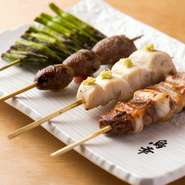 焼鳥の定番であり、それゆえにもっとも難しい『かしわ』。こちらではモモとムネを交互に串打ちすることで、力強い弾力と濃厚な旨み、それぞれの特徴を一度に味わえる工夫をしています。