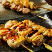 
京町家をイメージした、ゆっくりくつろげる店内。家で飲んでいるような、安らぎの空間です。ほろ酔いの京都も、いつもの京都の楽しみに加えたくなる、「2度目の京都」に最適のお店です。
