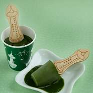 【マールブランシュ 京都タワーサンド店】限定の『生菓の茶アイスバー』をイートインスペースで食べて一息しませんか？ほろ苦いお濃茶は男女問わずハマる味です。