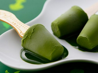 お濃茶エスプーマをつけて香り高く！『生茶の菓アイスバー』