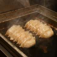 京の伝統的な野菜・九条ねぎをはじめ、地元のキャベツや豚肉を使用して作るぎょうざは、京料理にも通じる味わいが魅力です。カリッとキツネ色に焼き色がついたぎょうざは、ご飯ともお酒とも相性抜群です。