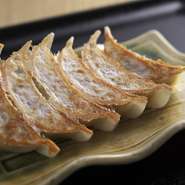 地産地消を心がけた餡には、キャベツも豚肉も、京都の食材をたっぷりと使用！中華調味料は使わず、カツオだしと「山利」の田舎味噌を加えて京風に仕上げた、ニンニクの風味が気にならない味わいが特徴です。