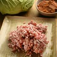 『和ぎょうざ』の餡に使用する豚肉には、いけだ食品の「京の都 もち豚」を贅沢に使用しています。飼料にパンなどを与えることで、キメが細かく脂の甘い、霜降りのお肉が誕生します。