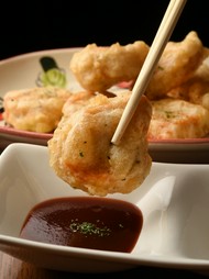 弾けるような肉感の『自家製チキンナゲット』