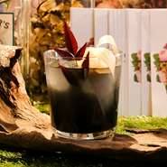 世界各国のクラフトジンと自家製のボタニカルスピリッツをベースとしたカクテルに出会えるカクテルスタンド。未知なるお酒の魅力を気軽に楽しく味わえます。